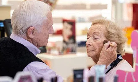 Biết vợ mình sắp mất hẳn thị lực, cụ ông 83 tuổi đi học trang điểm để thành "chuyên gia make-up" riêng của bà