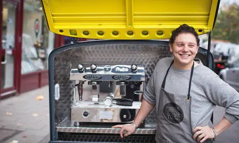 Kỳ lạ chuỗi cà phê chẳng tốn 1 xu cho quảng cáo, không có vị trí đắc địa, dùng toàn cốc tái chế và toàn bộ nhân viên là người vô gia cư