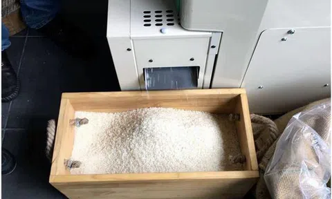 Lạ Hà Nội: Đến giờ nấu cơm mới đi xay lúa, gạo chỉ để được 1 tuần