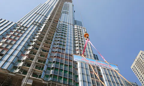 Tòa tháp cao nhất Đông Nam Á chính thức cất nóc