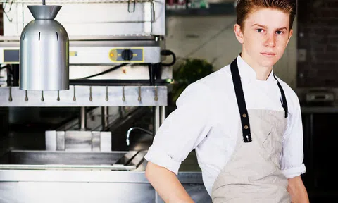 13 tuổi đã chủ động tìm đến những đầu bếp danh tiếng để học việc và 6 năm sau, cậu bé ngày nào khiến cả thế giới "nghiêng mình kính nể"