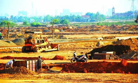 Tiền… bốc hơi theo đất!