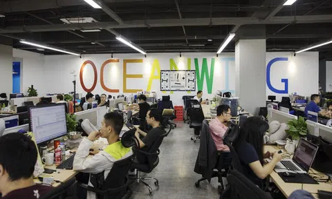 Thuyết phục mẹ đưa toàn bộ tiền tiết kiệm cho đi mở công ty, chàng trai xây dựng được đế chế 1 tỷ USD nhờ bán những sản phẩm 'không rẻ cũng chẳng đắt'