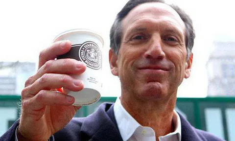 Xuất thân nghèo khó, từng phải bán máu lấy tiền đóng học": Câu chuyện về tỷ phú Howard Schultz "tay trắng làm nên sự nghiệp" sẽ truyền cảm hứng sống cho bạn