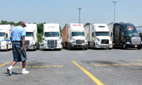 Nền kinh tế Mỹ bị “ghìm cương” vì... thiếu tài xế xe tải