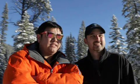 Hai chàng trai Canada đóng chai không khí bán được 230.000 USD