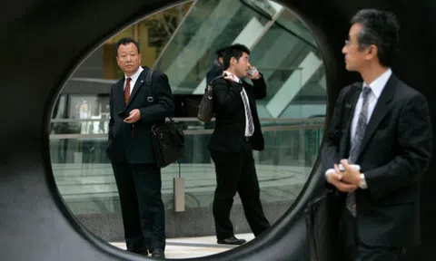 ĐỪNG làm việc như người Nhật: Luôn luôn phải chờ sự chấp thuận của cấp trên, chết vì làm việc quá sức hay thấy tội lỗi khi được nghỉ phép