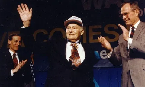 Từ tiệm tạp hóa đến đế chế siêu thị của ông chủ Walmart