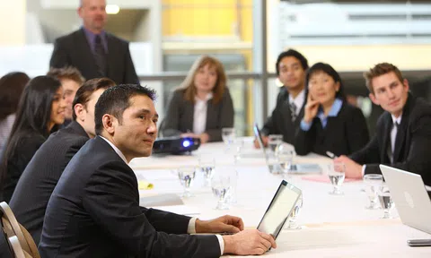 Các CEO sử dụng thời gian của mình như thế nào? Phần 3: “Bể cá” phòng họp