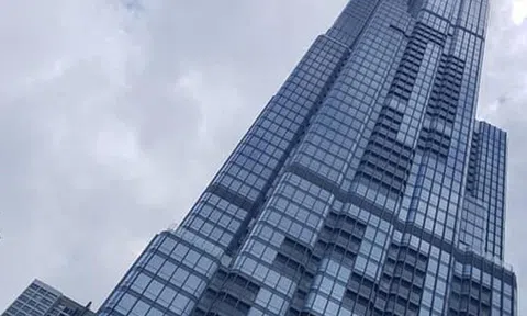 Khói đen bốc lên từ tòa nhà 81 tầng