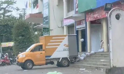 Choáng với cảnh hàng chuyển phát nhanh bị ném không thương tiếc