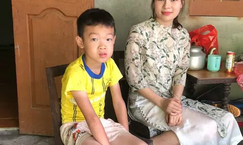 Cô giáo 9X xinh đẹp và cậu học trò nhỏ côi cút