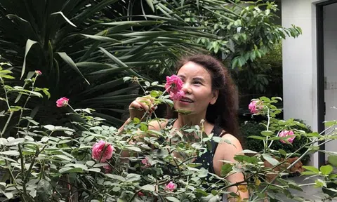 Ngoài trồng rau sạch, mẹ Hồ Ngọc Hà còn tự chăm sóc được một khu vườn đẹp như trong tranh