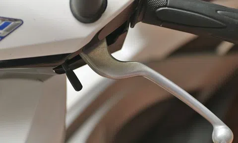 Đi xe tay ga nhưng bạn có biết cần gạt màu đen này để làm gì không?