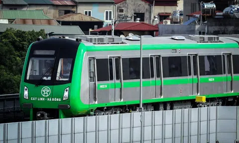 Tàu đường sắt trên cao lăn bánh qua các tuyến phố Hà Nội