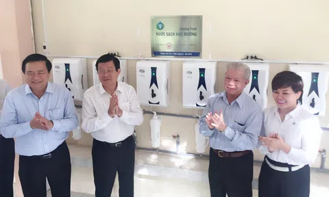 Tập đoàn Novaland trao tặng máy lọc nước và học bổng cho 27 trường học ở Long An