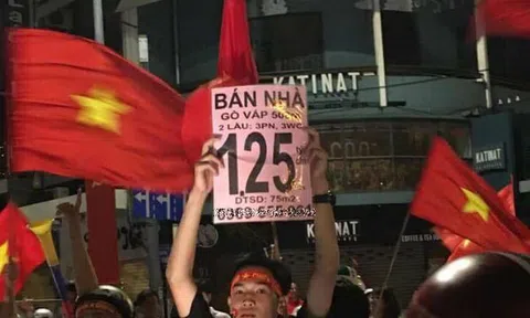 Đi "bão" mừng U23, thanh niên "tỉnh táo nhất năm" giơ cao quảng cáo bán nhà