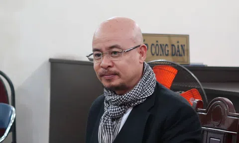 Ông Đặng Lê Nguyên Vũ tươi tỉnh xuất hiện ở tòa để hòa giải ly hôn lần cuối với bà Lê Hoàng Diệp Thảo