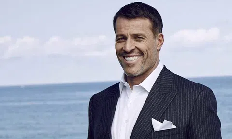 Tuổi thơ khốn khó và từng bị ung thư, bí quyết nào giúp Tony Robins thành công đến vậy?