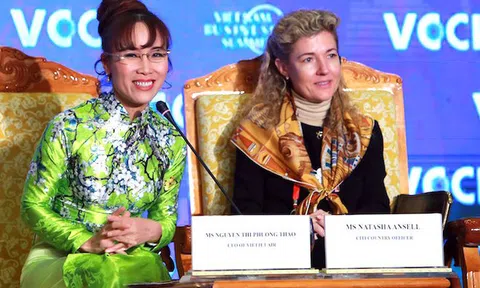 Nữ tướng Vietjet: 'Người làm dịch vụ làm sao dạy cho máy móc cũng phải biết cười'