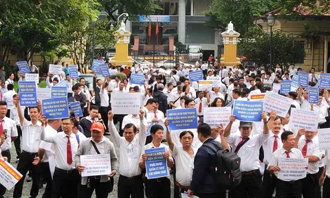 Hàng trăm tài xế Vinasun giăng biểu ngữ, khẩu hiệu tại phiên xử 'Vinasun kiện Grab'