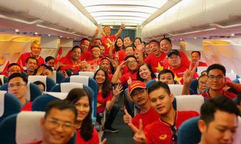 Hơn 300 CĐV bay sớm sang Indonesia "tiếp lửa" cho Olympic Việt Nam tranh HCĐ