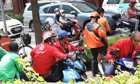 Hậu thâu tóm Uber, Grab muốn một tay lấy cả thiên hạ, nhưng lâm vào thế trận muôn trùng vây: Go-Viet cùng FastGo đón lõng, Now và AhaMove phục sẵn, các đại gia tài chính hầm hè