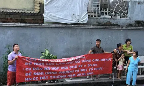 Đã 8 năm vào ở nhưng không có sổ đỏ, cư dân chung cư Phú Thạnh (Tp.HCM) bức xúc căng băng rôn đòi quyền lợi