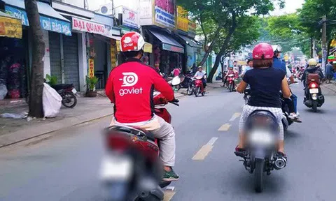 Va quệt nhỏ trên đường, thanh niên mặc áo Go-Viet dùng dao đâm người ngã gục ở trung tâm Sài Gòn