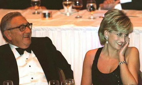 Những người đàn ông quyền lực từng "điên đảo" vì Công nương Diana, nhưng đến cuối đời bà tiết lộ người mình yêu khiến ai nghe cũng thấy xót xa