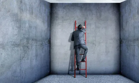 Cuộc đời ai rồi cũng có lúc thấy khủng hoảng, bất lực và bế tắc nhưng thay vì "buông xuôi", bạn cần vượt qua khó khăn bằng 5 chiến lược đơn giản sau