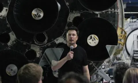 Elon Musk: "Chắc tôi cũng sẽ bay lên Mặt trăng"