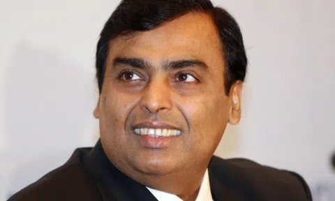 Chân dung tỷ phú giàu có nhất Ấn Độ, bị cha bắt đi xe buýt để học kỹ năng sống