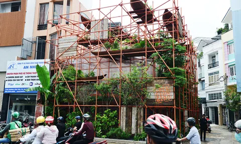 Quán cà phê giàn giáo kỳ lạ ở Sài Gòn