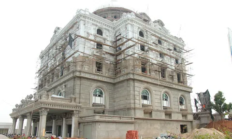 Ninh Bình: “Đột nhập” toà lâu đài khủng 5.000m2, “choáng” với nội thất cung đình