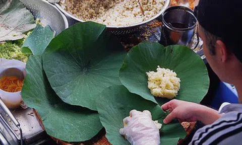 Quán xôi gói bằng lá sen mỗi sáng chỉ bán 3 tiếng là hết veo, người Sài Gòn xếp hàng nườm nượp chờ mua