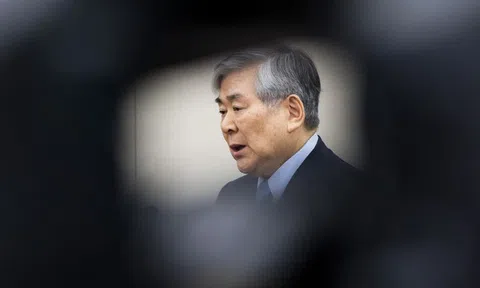 Con gái lớn ngồi tù vì bắt cả một chuyến bay quay đầu, con gái út hắt nước vào mặt nhân viên, vợ bị bắt giữ vì tấn công cấp dưới, giờ thì chủ tịch Korean Air phải hầu toà vì tội tham ô