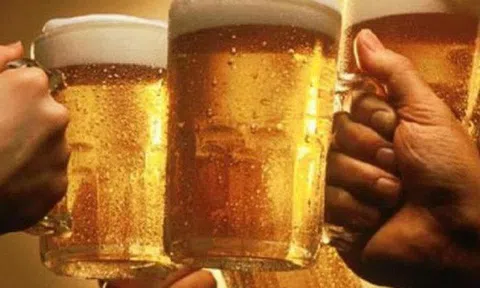 Vì 1 hành động tự hạ thấp mình trong bữa ăn, chàng trai trẻ khiến đồng nghiệp xa lánh