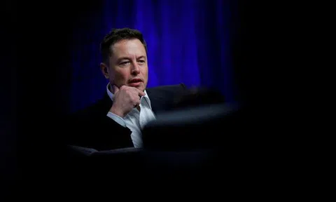 CEO Elon Musk đã xóa bỏ chức danh của mình tại Tesla, nói rằng “để xem chuyện gì sẽ xảy ra”