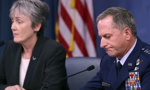 Không quân Mỹ vẫn không thể giải thích vì sao họ chi tới 7 tỷ cho cốc uống cà phê của phi công