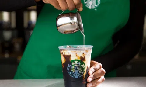 Quán sau "ăn thịt" quán trước, đuổi khách bằng đồ take-away, Starbucks đã từng đánh mất linh hồn, rồi trở lại "ngôi vương" đầy ngoạn mục như thế nào?