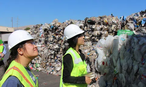 Nữ sinh viên 24 tuổi nhận giải thưởng 100.000 USD nhờ phát minh cách xử lý chất thải nhựa thành sản phẩm mới và ngăn bao bì dùng 1 lần thải ra biển