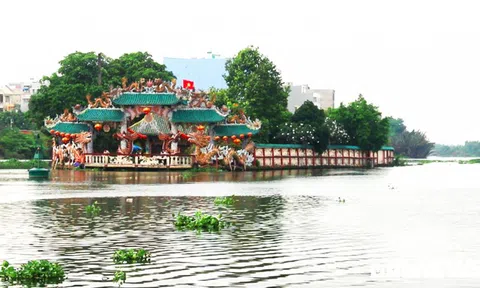 Ngôi miếu hơn 300 tuổi 'đeo' trên mình 100 con rồng giữa lòng sông Sài Gòn
