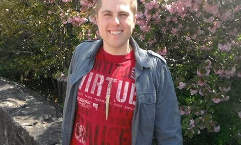 Trở thành triệu phú ở tuổi 27 nhờ tiết kiệm và chăm đọc sách