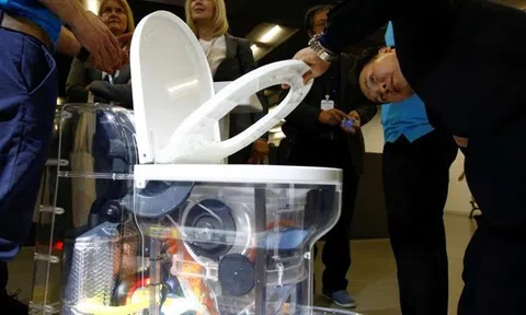 Bill Gates ra mắt bồn cầu không dùng nước ở Trung Quốc