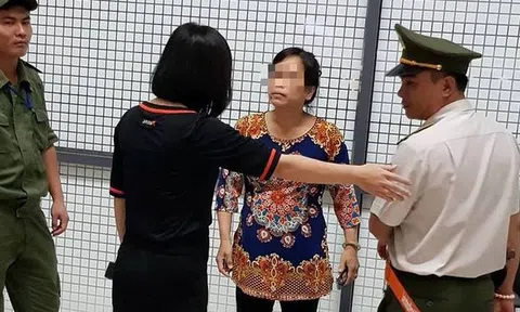 Khi 'thượng đế' túm cổ, đạp lăn lóc nữ nhân viên giữa sân bay