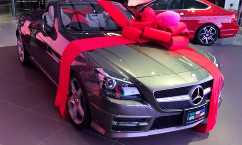 Phụ huynh tặng cô giáo của con 1 chiếc ô tô để bày tỏ tấm lòng