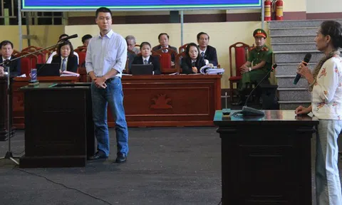 Phan Sào Nam bật khóc nhắc tới vợ và 3 con nhỏ đang đi ở trọ