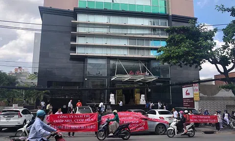 Nạn nhân bao vây đại gia xây chùa trên nóc chung cư