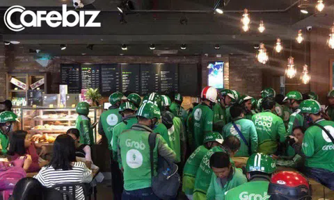 Góc khuất trong cuộc chiến giao đồ ăn: Hàng chục shipper Grabfood “quây” cửa hàng đợi đến lượt order và chờ chế biến!